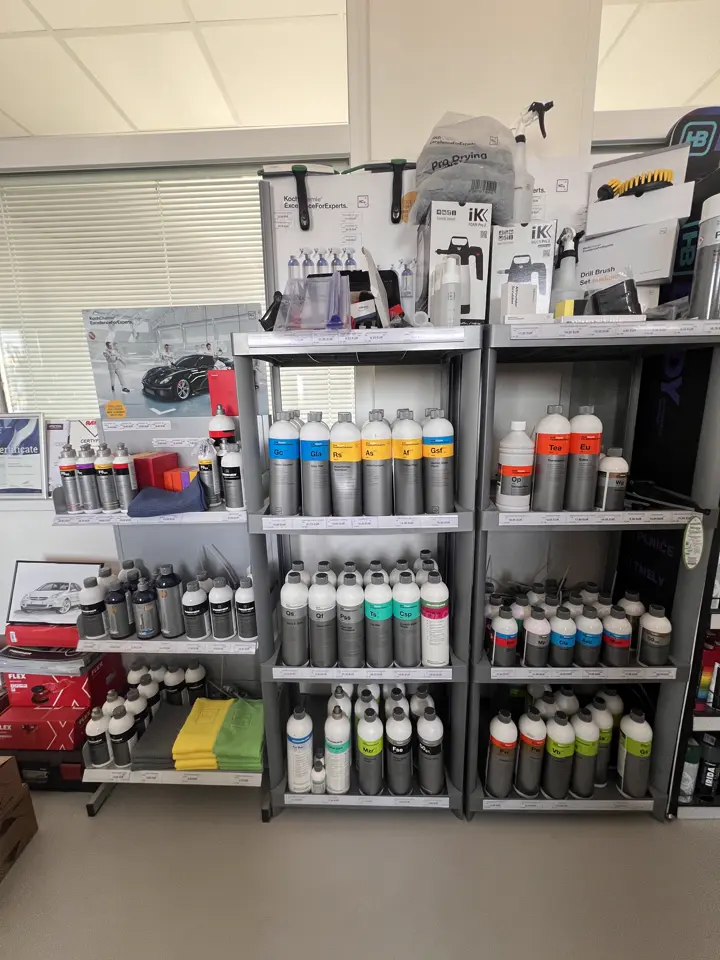 Regály s autokozmetikou Koch Chemie v predajni